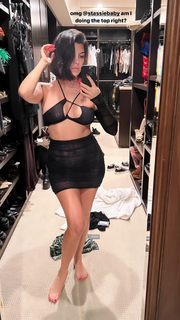 Kourtney Kardashian feet photo thumbnail