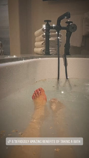 Kourtney Kardashian feet photo thumbnail