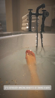 Kourtney Kardashian feet photo thumbnail
