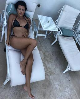 Kourtney Kardashian feet photo thumbnail
