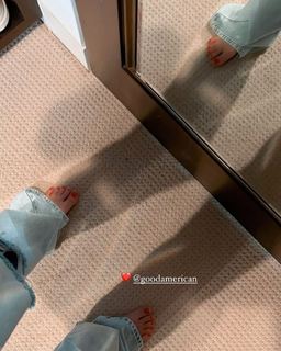 Kourtney Kardashian feet photo thumbnail