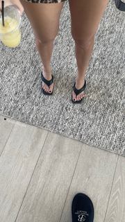 Kourtney Kardashian feet photo thumbnail