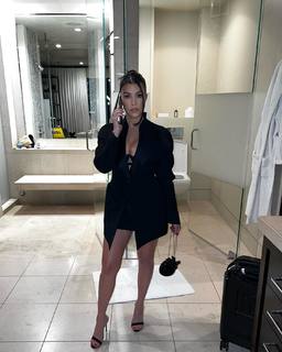 Kourtney Kardashian feet photo thumbnail