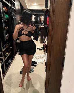 Kourtney Kardashian feet photo thumbnail