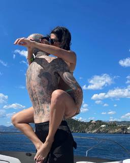 Kourtney Kardashian feet photo thumbnail
