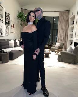 Kourtney Kardashian feet photo thumbnail