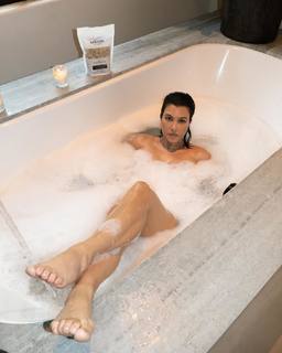 Kourtney Kardashian feet photo thumbnail