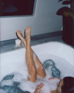 Kourtney Kardashian feet photo thumbnail