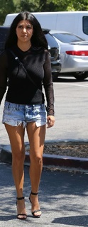 Kourtney Kardashian feet photo thumbnail