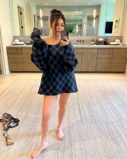 Kourtney Kardashian feet photo thumbnail