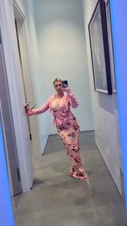 Kourtney Kardashian feet photo thumbnail