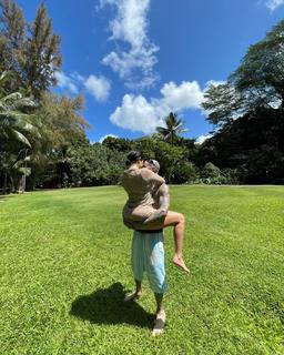 Kourtney Kardashian feet photo thumbnail