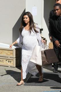 Kourtney Kardashian feet photo thumbnail