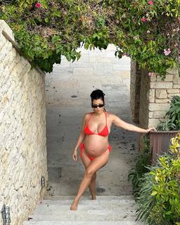 Kourtney Kardashian feet photo thumbnail