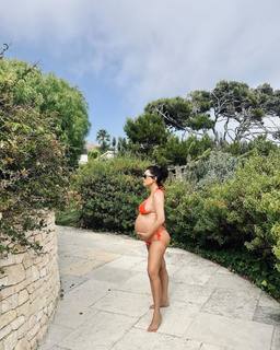 Kourtney Kardashian feet photo thumbnail