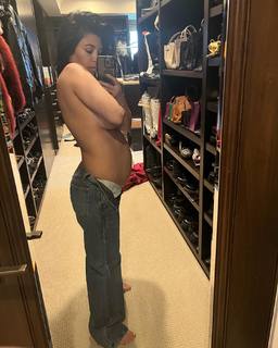 Kourtney Kardashian feet photo thumbnail
