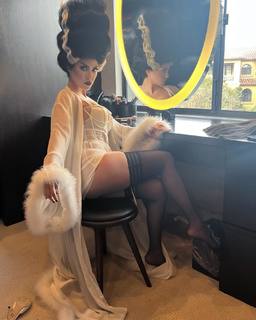 Kourtney Kardashian feet photo thumbnail