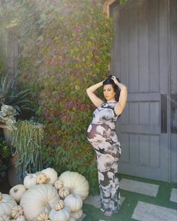 Kourtney Kardashian feet photo thumbnail