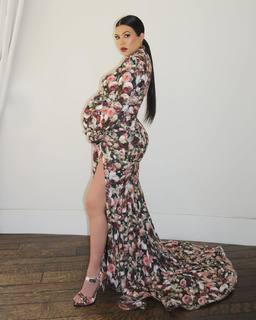 Kourtney Kardashian feet photo thumbnail