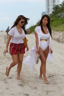 Kourtney Kardashian feet photo thumbnail