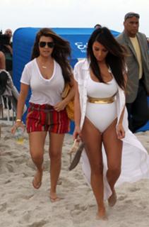 Kourtney Kardashian feet photo thumbnail