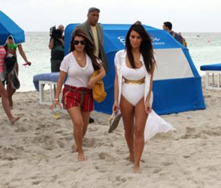 Kourtney Kardashian feet photo thumbnail