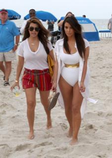 Kourtney Kardashian feet photo thumbnail