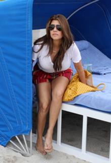 Kourtney Kardashian feet photo thumbnail