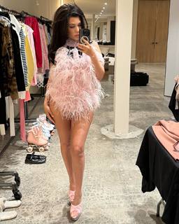 Kourtney Kardashian feet photo thumbnail