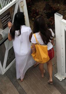Kourtney Kardashian feet photo thumbnail
