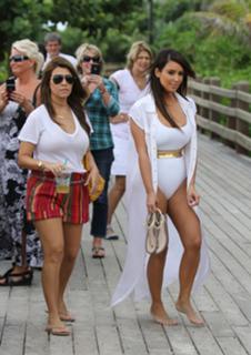 Kourtney Kardashian feet photo thumbnail