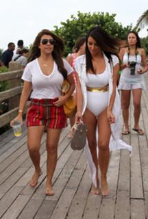 Kourtney Kardashian feet photo thumbnail