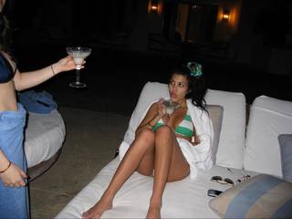 Kourtney Kardashian feet photo thumbnail