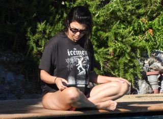 Kourtney Kardashian feet photo thumbnail