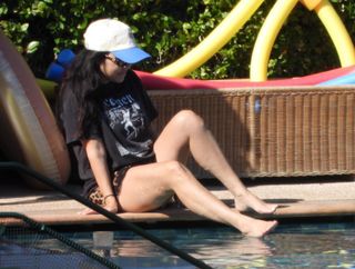 Kourtney Kardashian feet photo thumbnail