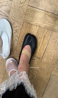 Kourtney Kardashian feet photo thumbnail