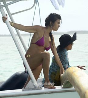 Kourtney Kardashian feet photo thumbnail