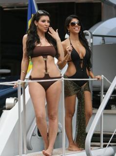 Kourtney Kardashian feet photo thumbnail