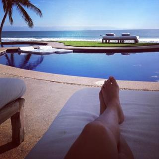 Kourtney Kardashian feet photo thumbnail