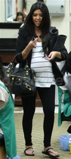 Kourtney Kardashian feet photo thumbnail