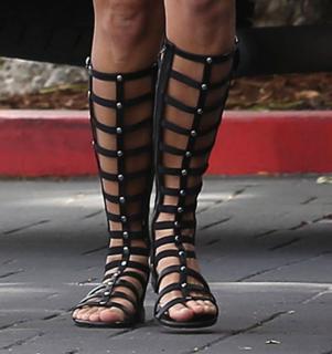 Kourtney Kardashian feet photo thumbnail