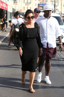 Kris Jenner feet photo thumbnail