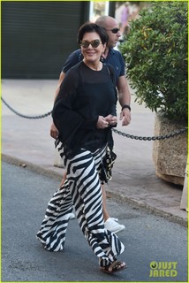 Kris Jenner feet photo thumbnail