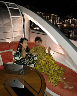 Kris Jenner feet photo thumbnail