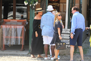 Kris Jenner feet photo thumbnail
