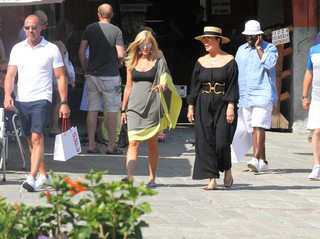 Kris Jenner feet photo thumbnail
