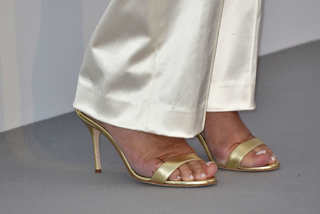Kris Jenner feet photo thumbnail