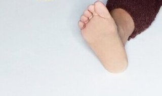 Kris Jenner feet photo thumbnail