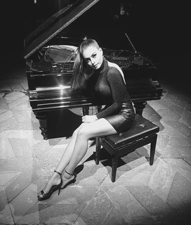 Kristal Silva feet photo thumbnail