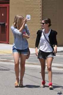 Kristen Bell feet photo thumbnail